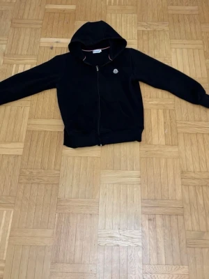 Moncler zip hoodie  - Säljer en moncler zip hoodie I storlek Xs men passar även S och är i bra skick. Stilren och bekväm, passar perfekt till vardags.  Snabbaffär prioriteras  hör av dig vid intresse!