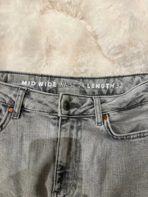 Gråa jeans mid wide  - Jeans från Bikbok 24/32. 