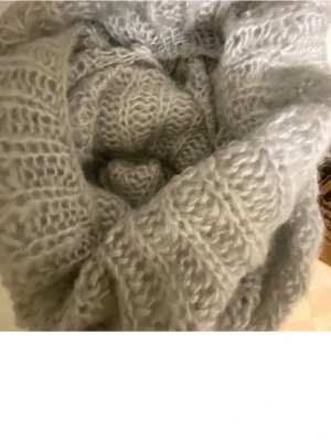 Grå stickad tubhalsduk   - Säljer en fluffig och stickad grå  tubhalsduk  med breda ribbade partier. loose passform och är tillverkad i ett mjukt och värmande garn. Den har ett enkelt, klassiskt utseende utan knappar eller dragkedja. Super mjuk fri frakt 