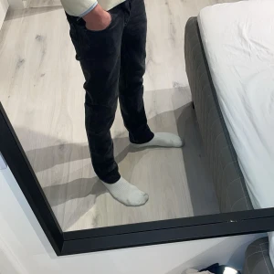 Replay anbass  - Säljer ett par as schyssta replay jeans i modellen anbass. Riktigt schyssta och fräscha, både för fest och fritid. Hör av er för frågor och funderingar.