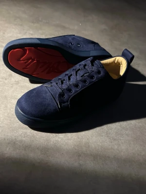 Mörkblå sneakers från Louboutin - Hör av vid minsta fundering 💫