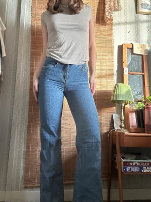 Blå Wera Jeans - Blå Wera jeans med raka ben🌞 Aningen för små för mig därav säljer jag, var mina go to jeans så de är använda men enda defekten är lite slitning på högra bakfickan (man ser det på bild 2)