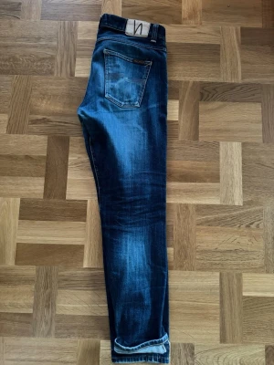 Nudie Jeans selvedge  - Snygga mörkblå jeans från Nudie Jeans modell lean Dean, storlek 32/32. Har ett håll i ena framfickan men inget man märker! 