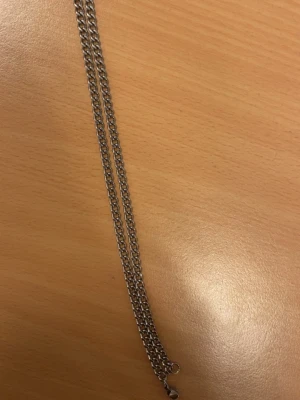 Silver kedja   - Argentia | 925s | 4 mm Rodiumplätterat Kantkedjeshalsband i Sterlingsilver. Original pris 2299, har haft den i ungefär 9månader. Säljs då jag inte använder den 