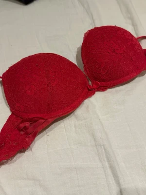 Röd BH - En röd bh som är använd men i ett bra skick!