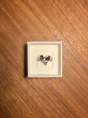 Hjärt ring silver - Säljer denna sjukt snygga ring då den tyvärr inte passar mig! Helt oanvänd och i superbra skick, storlek 19mm💓💓!OBS Nickel!