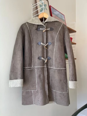 Fodrad jacka  - Fodrad jacka i konstmaterial. Strl 36. Fint skick!