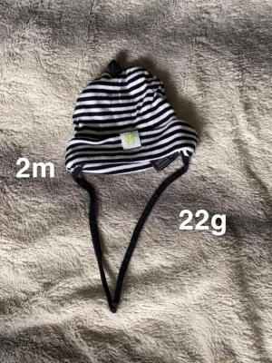 Mössa - Fint använt skick. Storlek: 2 månader