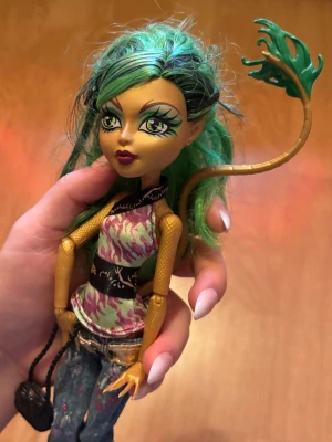 Monster high G1 Jinafire Long - Hon saknar alla accessoarer förutom tröja och skor (se sista bild för referens)