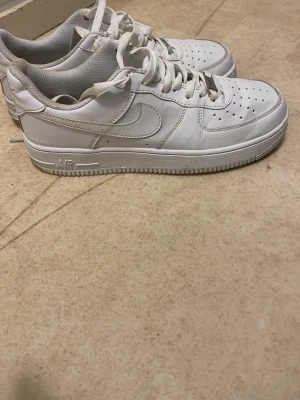 Ett par vita Nike airforces - Vita Nike airfoces slm är använda Några gånger men funkar perfekt för det priset det kommer för lite slitna där bak i inuti men inget stort fin färg också 