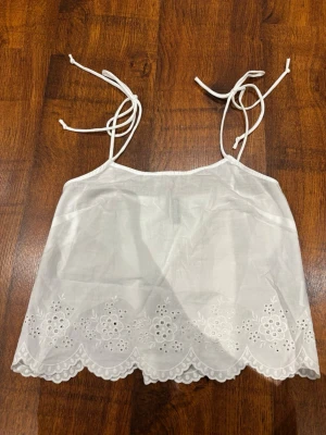 Topp ifrån h&m - otroligt fint linne/topp ifrån h&m, sparsamt använd och inga defekter💓