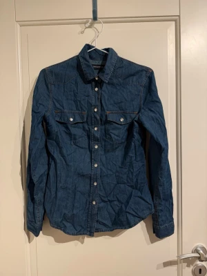 Tunn blå skjorta  - Har denim imitation i tunnt material.