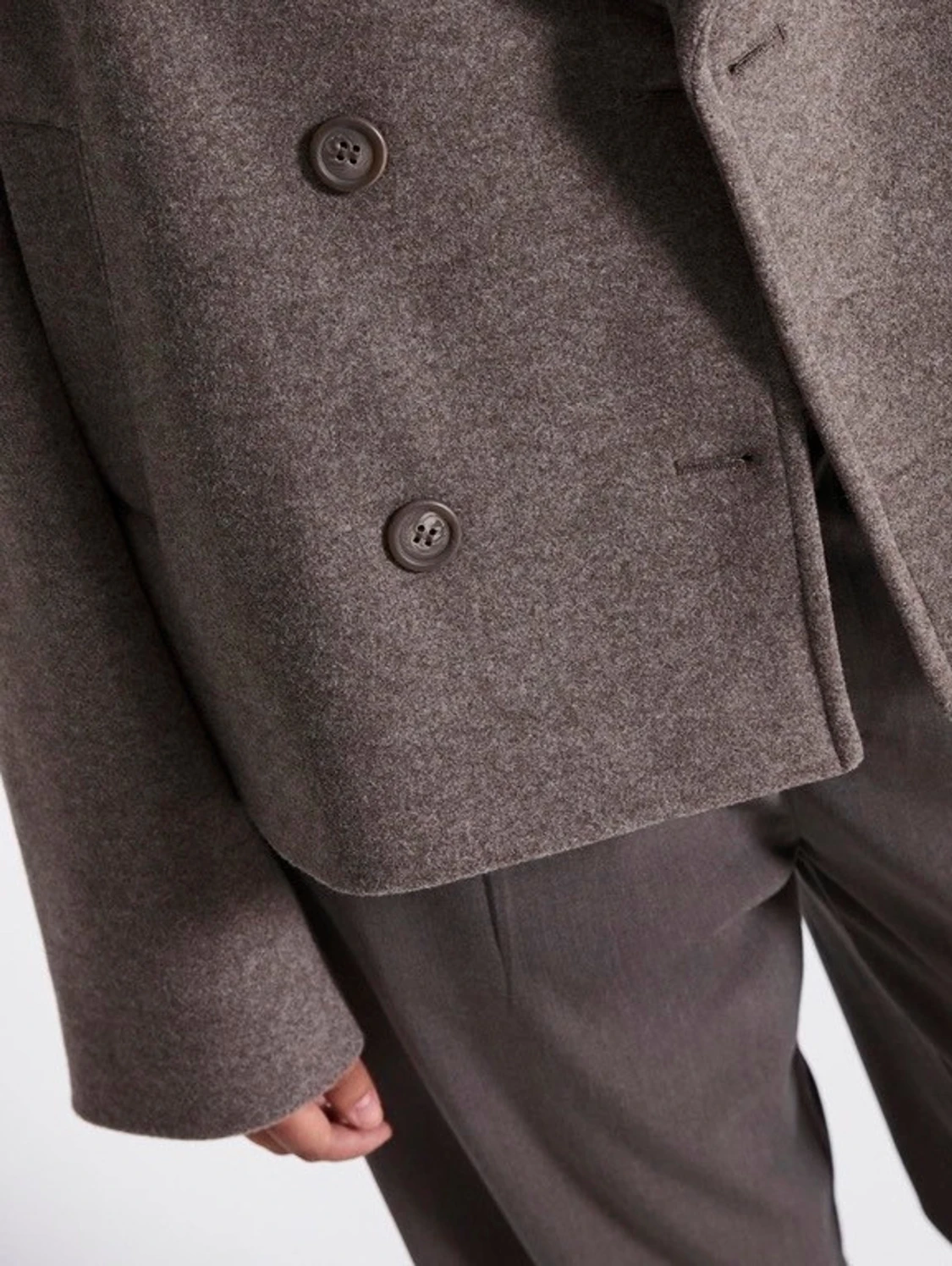 Beige dubbelknäppt rock med bred krage - 1