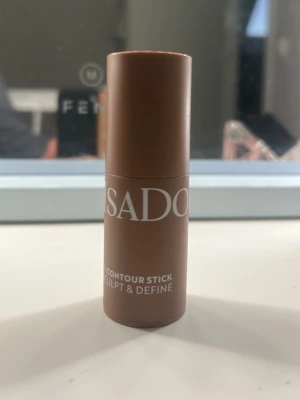 isadora contour stick warm mocha💓💘 - säljer då den inte kommer till användning längre💓💓 Krämig contour stick från Isadora i färgen 36 Warm Mocha. Perfekt för att skulptera och definiera ansiktet. Stick-format med brun plastförpackning, vegansk och parfymfri. Enkel att applicera och blenda för ett naturligt resultat.