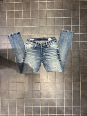 Jack and Jones jeans  - Säljer de här Jack and Jones jeansen i storlek W30 L30 i modellen slimfit/glenn, jeansen har både en snygg tvätt och snygga slitningar och blir perfekta nu till vintern, priset är inte fast utan går att diskutera!