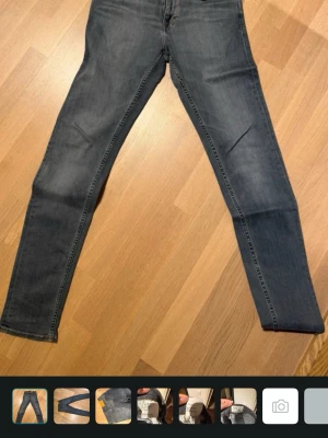 Jeans - Snygga blå jeans från Tiger of Sweden i modellen Evolve, tillverkade i Italien. Jeansen har en smal passform med klassisk femficksdesign och orangea sömmar. Perfekta för dig som gillar stilrena och moderna jeans med lite stretch.