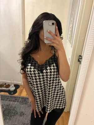 Svart och vitt linne med mönster - Svart och vitt spetslinne med mönster. Från new Yorker i storlek M men passar även S/XS. 