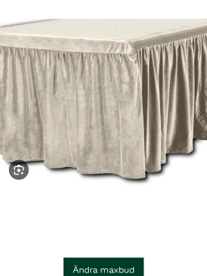 Önskar köpa Velvet sängkappa från Mio - Önskar köpa Velvet sängkappa från Mio i färgen beige i bra skick. Storlek 180×200cm