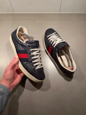 Gucci ace  - Storlek 41-42 köpte för 5000 nytt och växt ut skorna säljer för 3000kr billigare än i butik pris kan sänkas vid snabba affärer