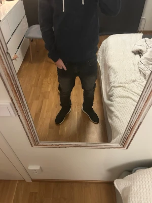 Svarta Lee jeans 👖  - Säljer ett par snygga svarta jeans ifrån Lee. Jeansen är svarta och går att matcha till många outfits. Hör av er om ni är intresserade🙌