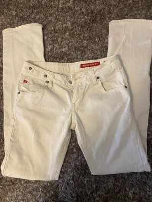 Miss Sixty jeans - Jättesnygga vintage miss Sixty jeans.                               Modell: Straight och lågmidjad.                                   Storlek: Skulle säga 34, de är ganska små i storleken!      Skick: Relativt nya, använt fåtal gånger vilket resulterade i små och svaga fläckar vid fötterna men ingenting man särskilt märker av. 