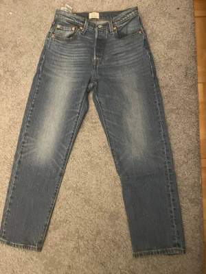 Levis 501 jeans, kom med bud  - Schysta Levis 501 jeans sitter bra, sköna, lite mer baggy på, inga skador eller liknande, om ni vill ha fler bilder är det bara att skriva 