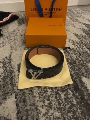 Lvbälte - Säljer ett snyggt och oanvänt bälte, passar till många outfits och funkar att ha överallt. Pris går att diskutera, vid frågor hör av er!