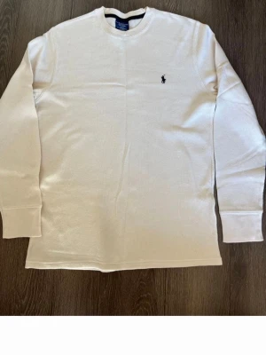 Vit långärmad tröja från Polo Ralph Lauren - Knappt använd jättefint skick storlek S