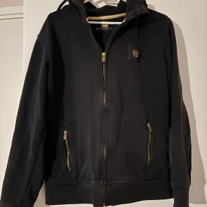 Mr originals hoodie - Säljer min snygga Mr originals hoodie för jag aldrig använder den, finns inga hål eller sånt i tröjan bara att den ser lite solblekt ut annars en riktigt skön o snygg hoodie