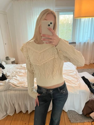 Stickad tröja - Superfin stickad tröja med volanger och broderi från Mango!