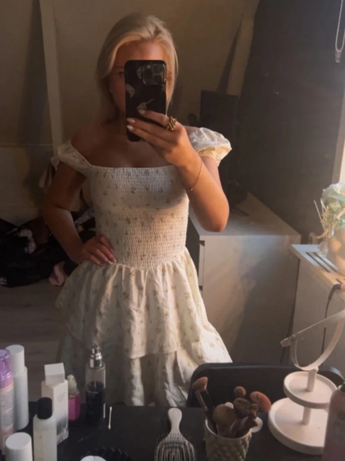 Vit blommig kortklänning med volanger