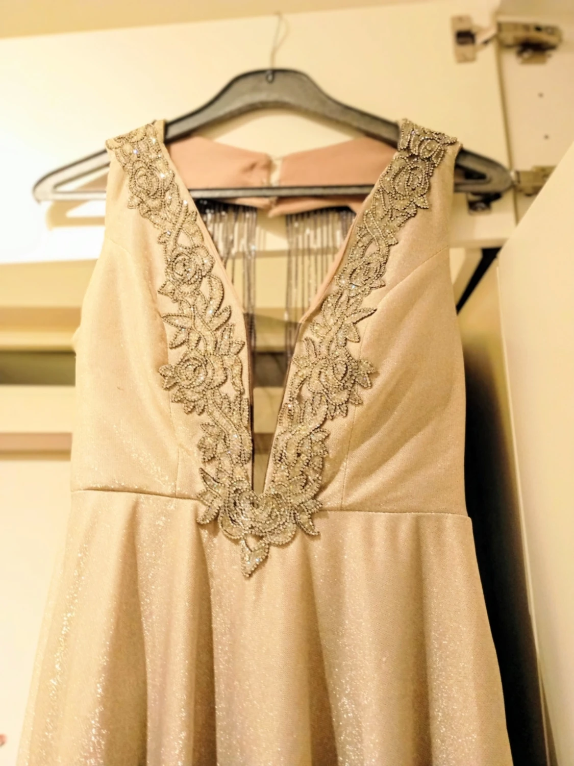 Champagnefärgad långklänning med pärlor - 1