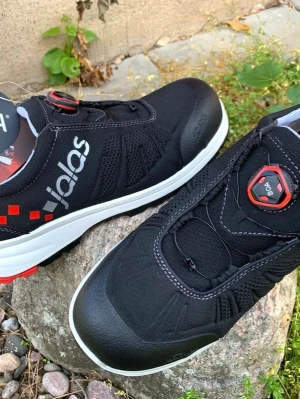 Arbetsskor(42)Skyddsskor,Jalas  - Hej och välkommen. Du kollar på ett par riktigt schysta skyddsskor av kvalitetsmärket Jalas 7108 i strl 42. Skorna är helt nya och kommer från ett rök och djurfritt hem. Nypris ca 2500:- Skickas i originalkartongen. Super lätt och behaglig skyddssko som påminner om ett par helt vanliga joggingskor. Bra dämpning i kombination med perfekt stöd runt om och under fot. Jalas 7108 Zenit Evo är en lätt, luftig och komfortabel skyddssko med BOA-snörning. Aluminiumtåhätta