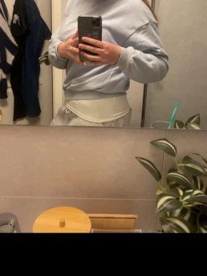 Blå crewneck - Säljer denna eftersom den inte har använts på länge. Den är väl använd och har inga tecken på användning som jag kan se! Priset är alltid förhandlingsbart.