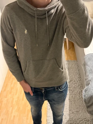 Polo Ralph Lauren Hoodie - Polo Ralph Lauren Hoodie | Storlek: S, passar dig mellan 175-185 cm | Skick: 8/10, använd men finns inga större defekter | Bara att skriva vid funderingar✍️