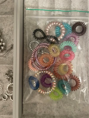 Spiralhårsnoddar - Ett gäng spiralformade hårsnoddar i olika färger som rosa, blå, lila, svart, grön och silver. Perfekta för att sätta upp håret utan att det blir märken.