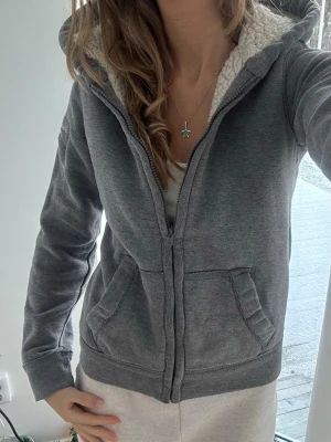 Abercrombie & fitch zip med foder  - En zip från Abercrombie & fitch i barnstorlek S. Sitter som en XXS, passar någon 165 och under. Jag fraktar inom 24h. Se liknande plagg i min profil!