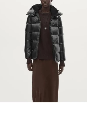 Svart pufferjacka från Massimo Dutti - Snygg svart pufferjacka från Massimo Dutti med glansig finish och hög krage. Jackan har dragkedja framtill och två snedställda fickor med dragkedja. Perfekt för kalla dagar och ger en cool vibe till din outfit.