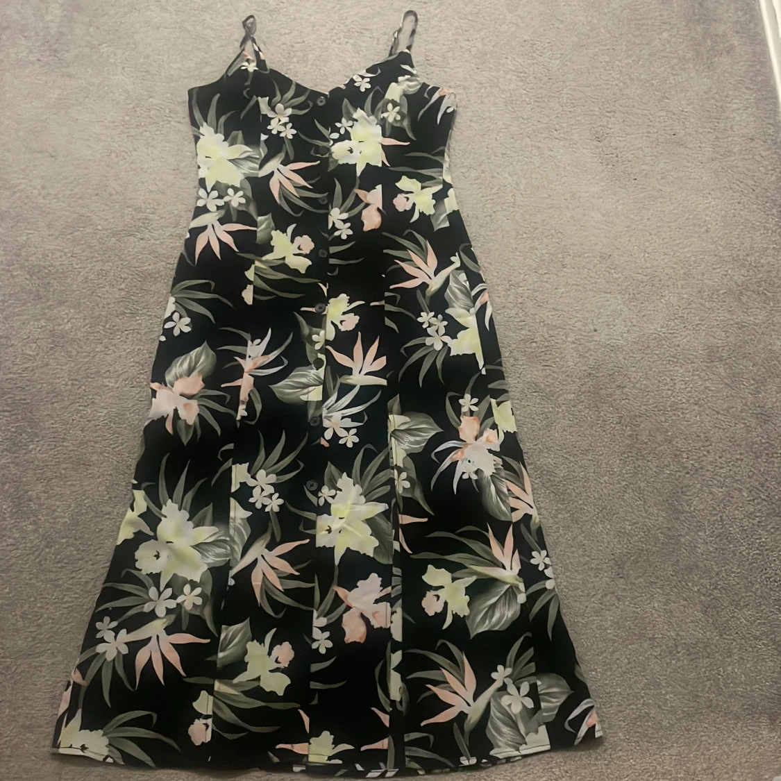 Svart långklänning med blommigt mönster