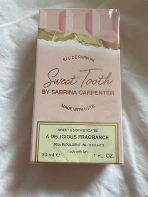 Sweet Tooth Eau de Parfum - En söt och sofistikerad parfym med 100% indulgent ingredients. Volym: 30 ml. Perfekt för dig som vill ha något unikt och gjort med kärlek.  OBS! Säljer pga fick två st