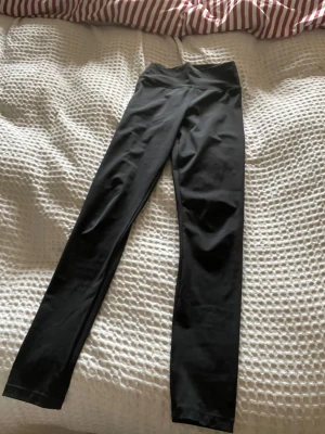 Svarta träningsbyxor - Snygga svarta träningsbyxor i storlek xs! Snygga och jättesköna!