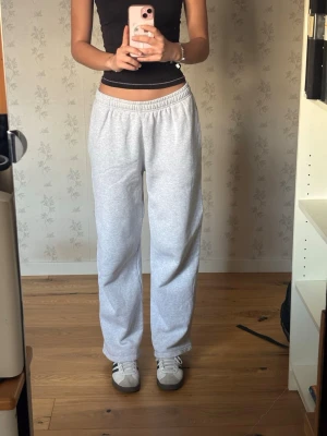 Grå mjukisbyxor med loose fit - Säljer ett par grå mjukisbyxor med loose passform och elastisk midja. Från brandy melville, storlek S/M💕 Jag är 177 cm lång