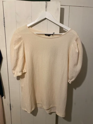 Beige topp - En vacker beige topp från märket capri collection. Toppen är helt oanvänd, med lappen kvar. Nypris 400 kr. Passar perfelt för dig som vill lyxa till vardagen lite men ändå hålla det stilrent