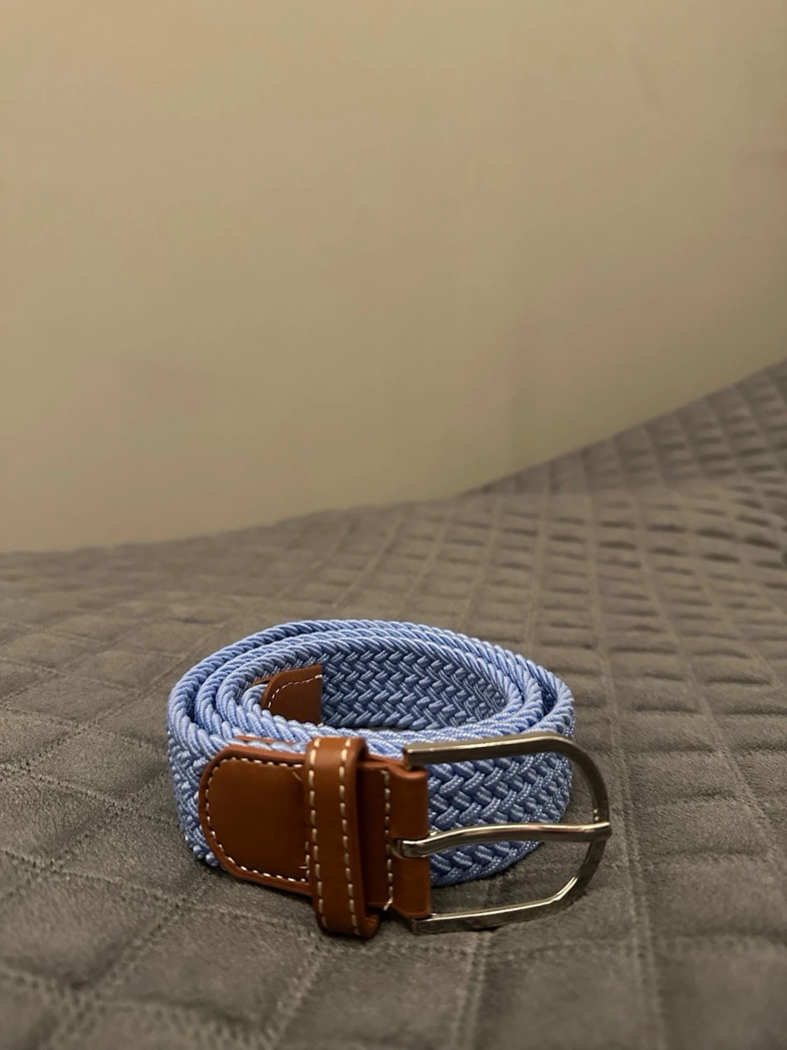 Blått flätat bälte