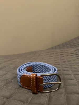 Blått flätat bälte - Tja den är helt nytt längd 105cm och bred 3,5cm från BÄLTGALLERIAN