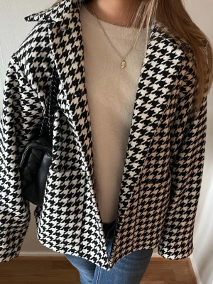 Hundtandsmönstrad jacka - Sjukt snygg jacka som är perfekt till höst och vår💕💕💕☀️☀️🍂