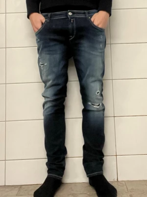 Replay jeans  - Tja. Säljer dessa skit snygga replay jeans. Väldigt bra skick knappast använd priset är fast. Är inte anbass men liknar lite. Modellen heter katewin om man inte såg det på bilden. Skicka gärna ett pm om du har någon fundering. Står ej för postens slarv.