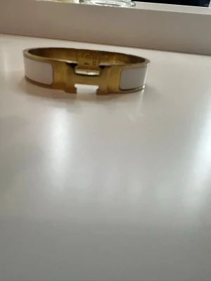 H armband  - Säljer ett nytt och super fint armband inte äkta