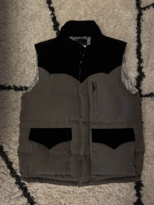 Number (n)ine fw08 suede puffer vest musical notes - Rare archive piece from Takahiro Miyashita’s legendary FW08 Number (N)ine collection with the classic musical note pattern. Seen on the runway. Features premium soft suede panels, warm padded construction. In new condition, no flaws. Easily the most comfortable vest I’ve ever tried. Measurements: 	•	Length: 65 cm 	•	Chest width: 52 cm 	•	Shoulder width: 40 cm 