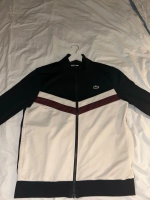 Lacoste Zip Tröja - Väldigt fin zip från Lacoste som inte har några skador eller slitningar alls. 
